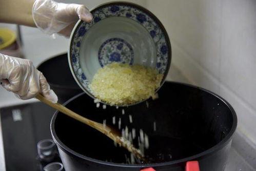 阿胶糕熬制视频,阿胶糕制作全过程揭秘