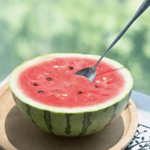 今日立秋啃瓜,传统习俗中的健康智慧